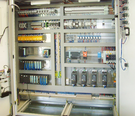Cablaggio ed assemblaggio quadri elettrici presse ad iniezione - Ape Automazioni