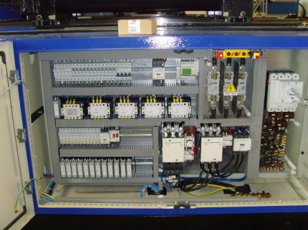 Assemblaggio quadri elettrici presse ad iniezione