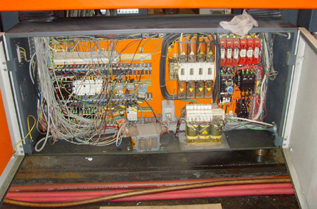 Quadro elettrico pressa ad iniezione prima della revisione