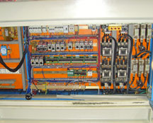 Quadro elettrico pressa ad iniezione revisionato con nuovo sistema di controllo